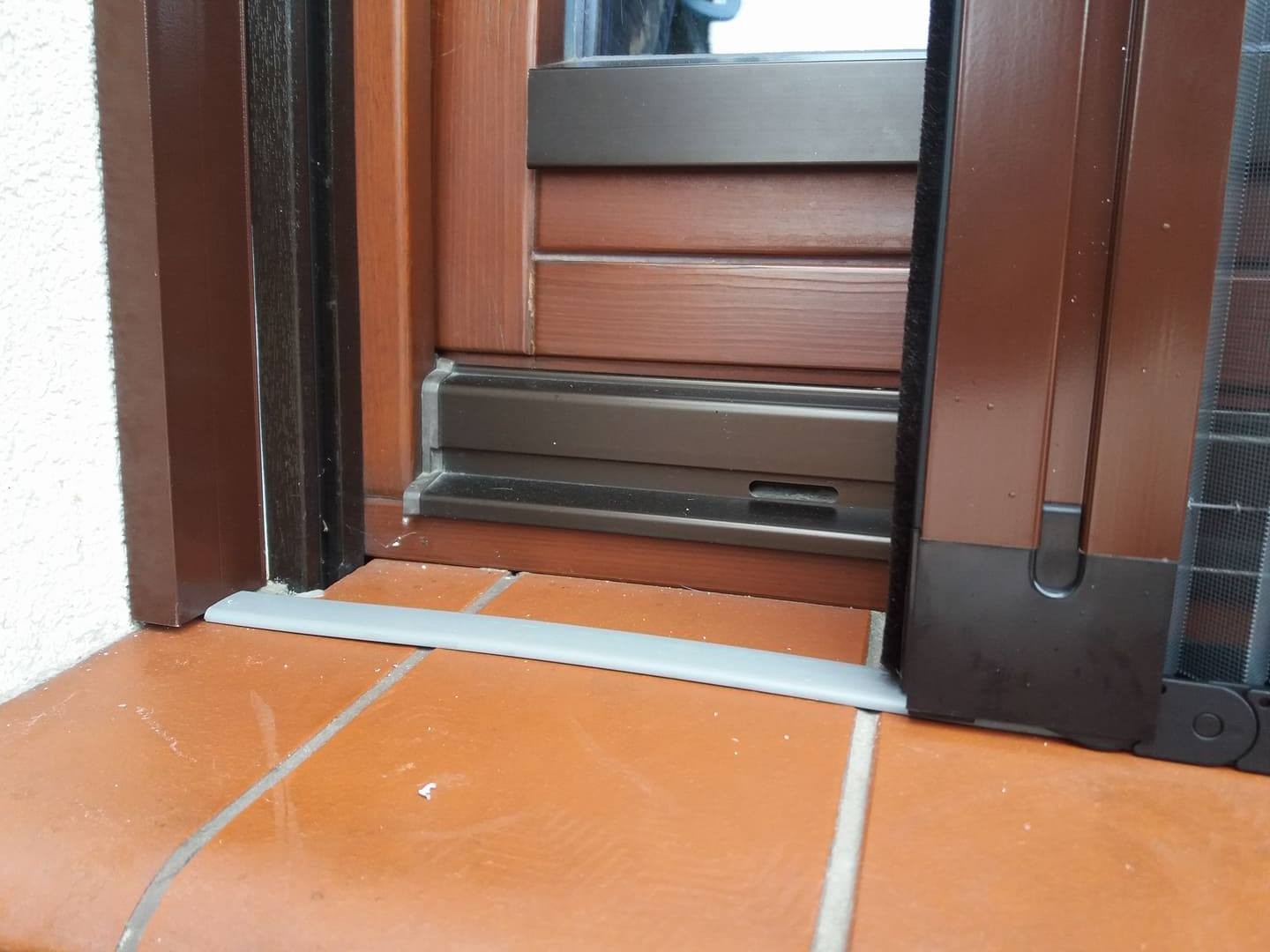 Zdjęcie pokazuje niski próg moskitiery plisowanej, który zapewnia łatwy dostęp do wnętrza i na zewnątrz, eliminując potencjalne przeszkody. Idealne rozwiązanie dla każdego, kto ceni sobie wygodę i bezpieczeństwo. Niski próg jest dyskretnie zintegrowany z eleganckim designem moskitiery, zapewniając funkcjonalność bez kompromisów na estetykę.